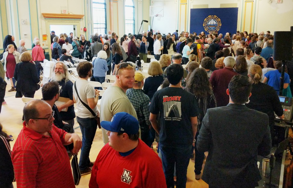 A line forms for a selfie with Sen. Elizabeth Warren after a May 19, 2019, campaign event in Nashua, New Hampshire. (Wikimedia Commons/Marc Nozell)