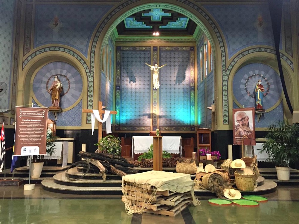 The altar in the Claretian Chapel in Batatais, Brazil, is decorated for the Aug. 8 funeral wake of retired Bishop Pedro Casaldáliga. (CNS photo/Courtesy of Claretian Center)