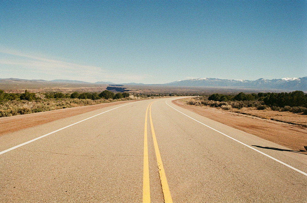 A highway through the desert in New Mexico (Unsplash/Moriah Wolfe)