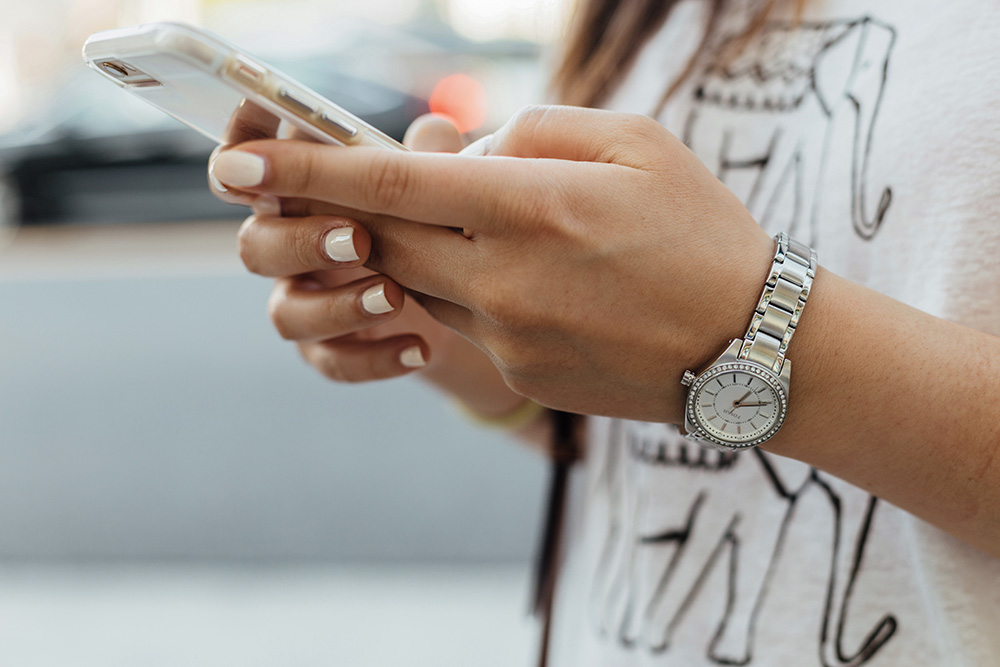 hands holding a cellphone (Unsplash/Paul Hanaoka)