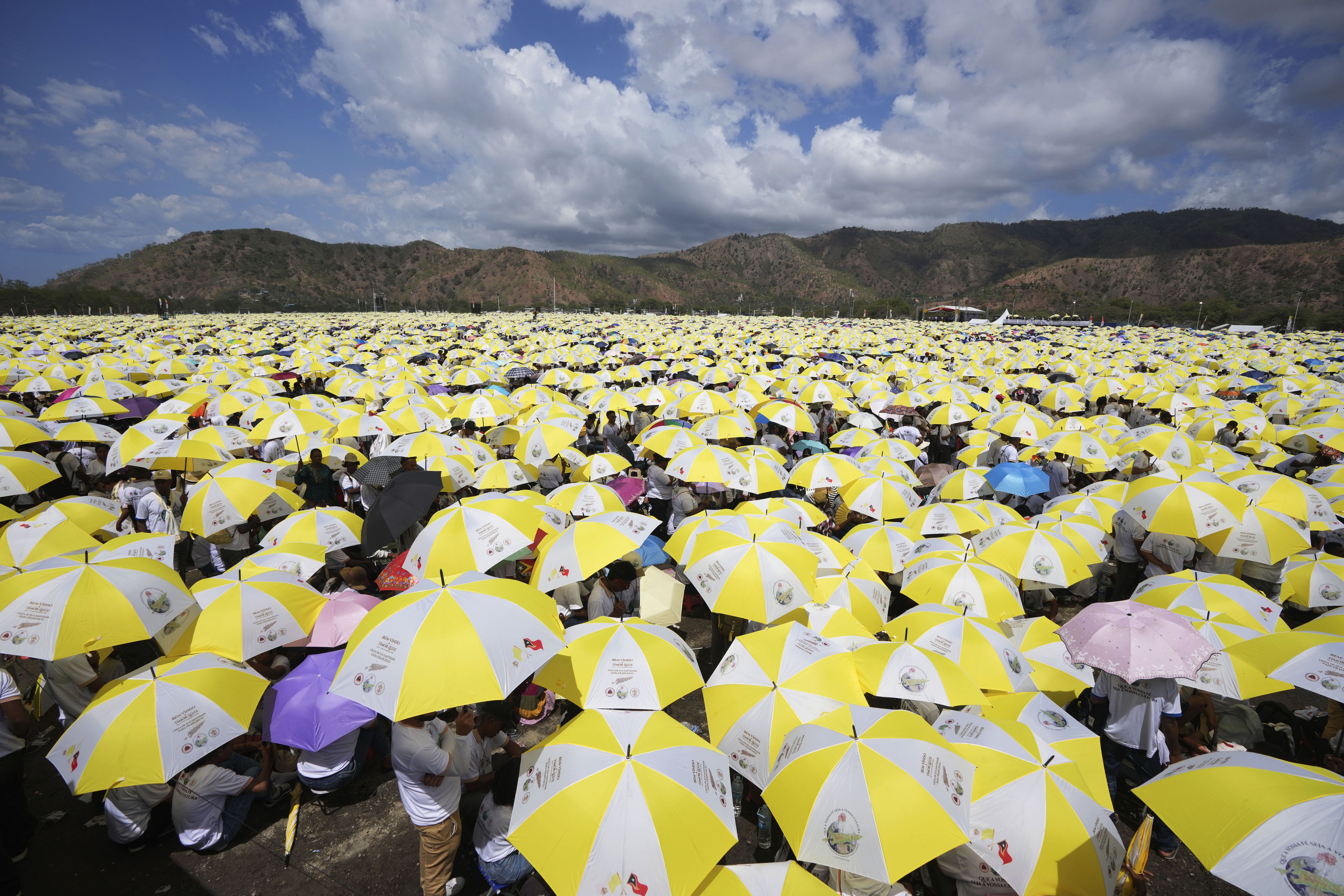 East Timorese crowd Tacitolu park for Pope Francis' Mass in Dili, East Timor, on Tuesday, Sept. 10. (AP photo/Firdia Lisnawati)