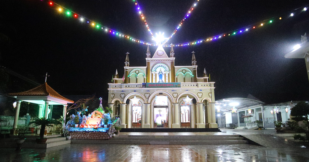 Tay Thanh Church in Quang Dien district of Thua Thien Hue province is decorated with an open-air creche, lanterns and colorful electric lamps on Dec. 17. (Joachim Pham)