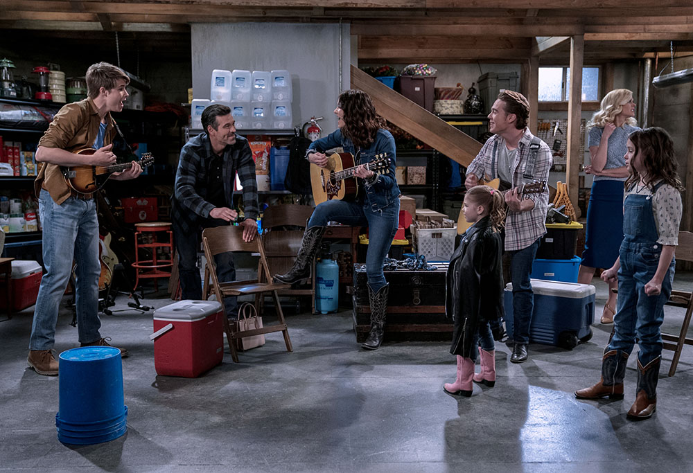 From left: Jamie Martin Mann as Brody, Eddie Cibrian as Beau, Katharine McPhee as Bailey, Pyper Braun as Chloe, Ricardo Hurtado as Tuck, Janet Varney as Summer, and Shiloh Verrico as Cassidy in the first episode of "Country Comfort" (Netflix © 2021)