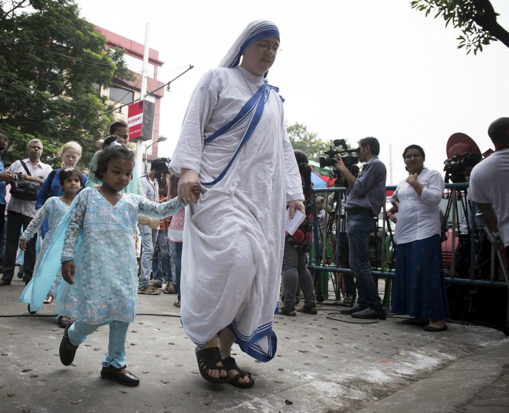 Missionaries of Charity Sister and a child