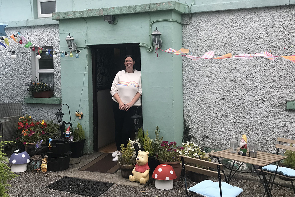 Louise Coghlan at Nancy Stewart's house (Courtesy of Claude Colart)