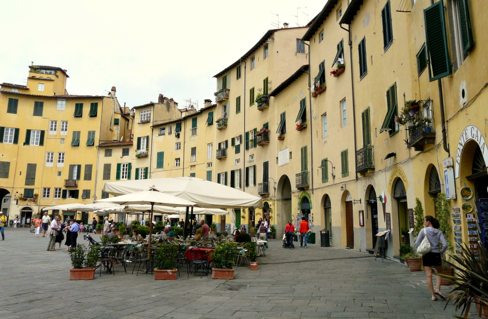 Piazza dell'Anfiteatro, Lucca, Italy (Wikimedia Commons/Davide Papalini)