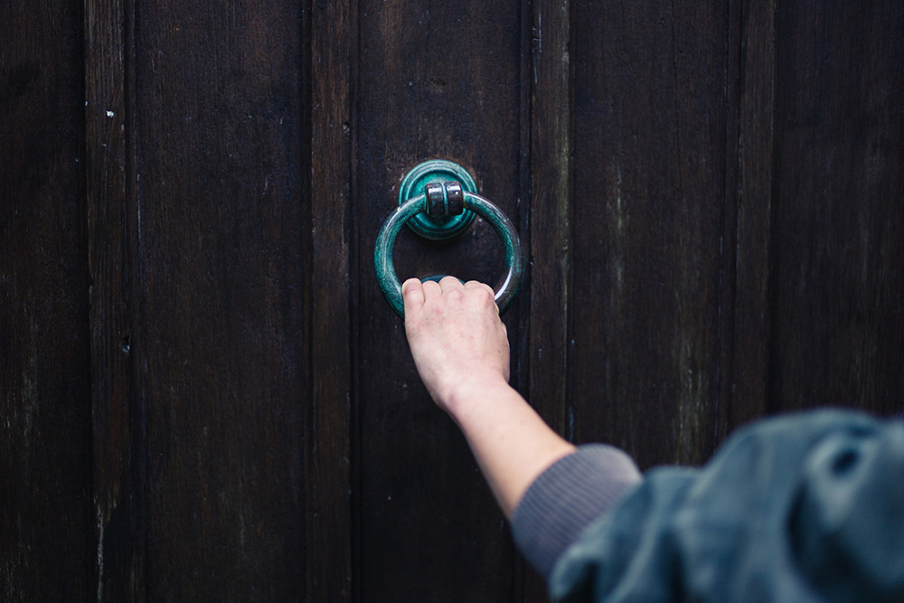 Knocking on door (Dreamstime/Loganban)