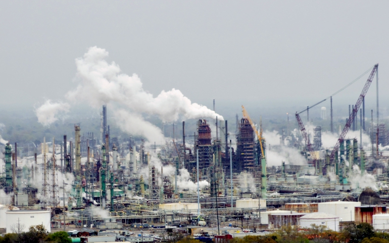 An ExxonMobil refinery in Baton Rouge, Louisiana, seen from the top of the Louisiana State Capitol (Wikimedia Commons/WClarke)