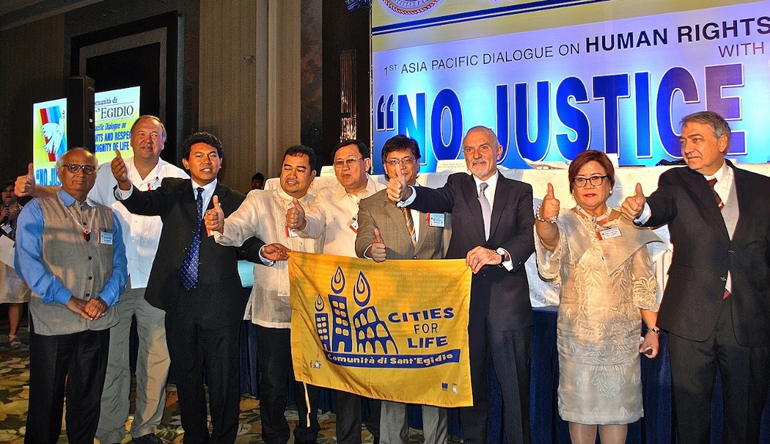 From left: Sudheendra Kulkarni, Arthur Laffin, Leonardo Tranggono, an unnamed conference attendee, Manuel Co, Benjamin Abalos Jr., Alberto Quattrucci, Leila de Lima, and Mario Marazziti flash thumbs-up sign in support of life, not the death penalty. (N.J. Viehland)