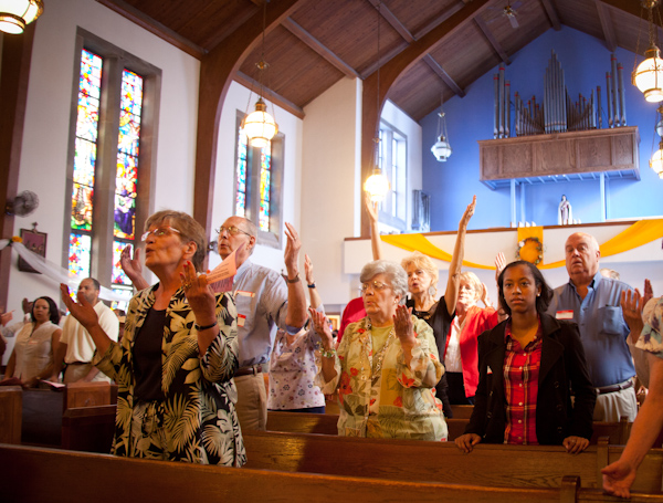 Congregants pray during Catholic mass at St. Therese Little Flower parish in Kansas City, Mo. on Sunday, May 20, 2012. (RNS/Sally Morrow)