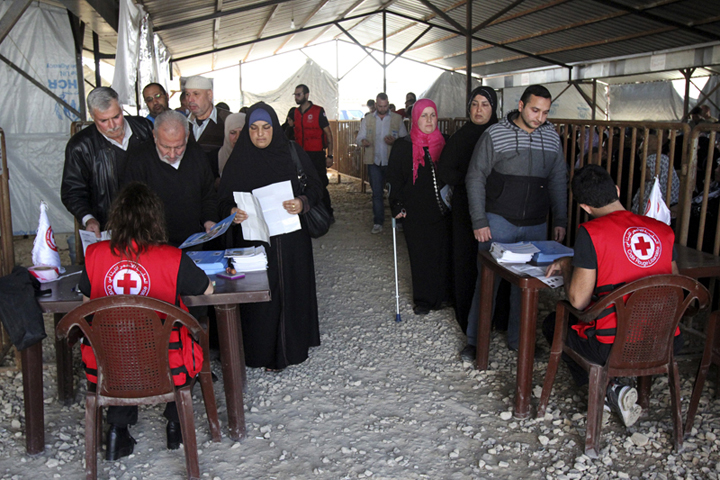 Syrian refugees line up to receive aid for the winter from the U.N. refugee agency in Tripoli, northern Lebanon, on Nov. 18, 2015. (REUTERS/Omar Ibrahim)