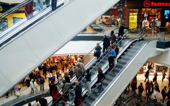 A shopping mall in Lodz, Poland (Wikimedia Commons/Stevenlodz)