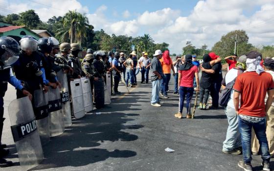 A highway standoff between the military and residents of Puller, north of El Progreso, Honduras (Tom Webb)