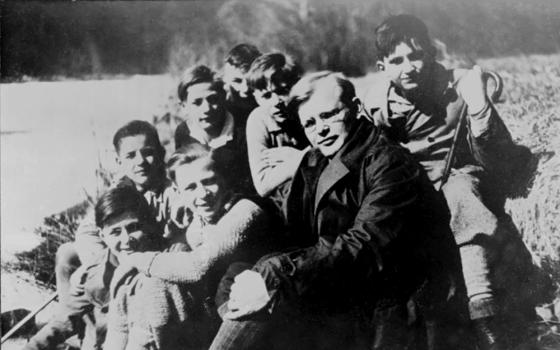 Dietrich Bonhoeffer with confirmation candidates on March 21, 1932, in Friedrichsbrunn, Germany (Wikimedia Commons/Bundesarchiv, Bild 183-R0211-316 / CC-BY-SA 3.0)