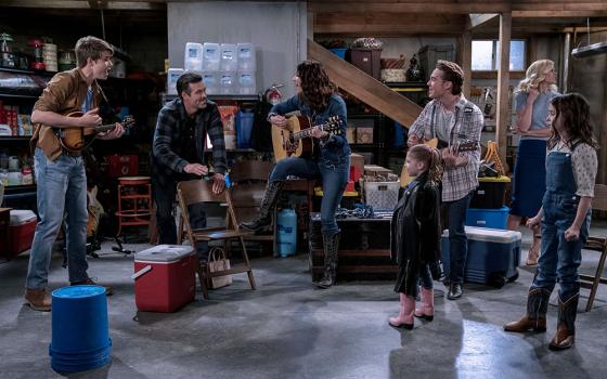 From left: Jamie Martin Mann as Brody, Eddie Cibrian as Beau, Katharine McPhee as Bailey, Pyper Braun as Chloe, Ricardo Hurtado as Tuck, Janet Varney as Summer, and Shiloh Verrico as Cassidy in the first episode of "Country Comfort" (Netflix © 2021)