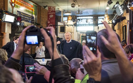 People photograph MSNBC's Chris Matthews as his show Hardball prepares to go on the air Jan. 31, 2016, from Java Joe's coffee shop in Des Moines, Iowa. (Flickr/Phil Roeder, CC by 2.0)