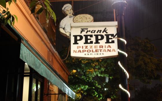 Frank Pepe Pizzeria Napoletana in New Haven, Connecticut (Flickr/Krista)