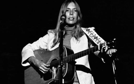 Joni Mitchell in concert at Universal Amphitheater in 1974 (Wikimedia Commons/Paul C. Babin)