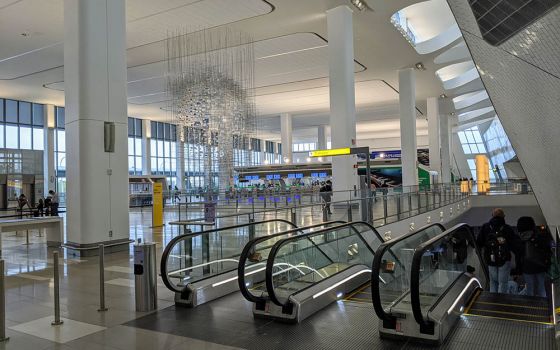 LaGuardia Airport's revamped Terminal B (Wikimedia Commons/Eden, Janine and Jim)