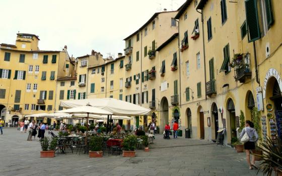 Piazza dell'Anfiteatro, Lucca, Italy (Wikimedia Commons/Davide Papalini)