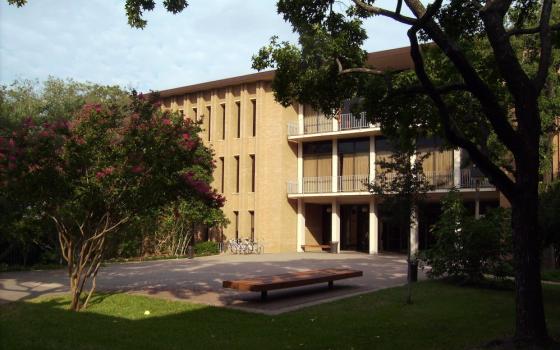 Braniff Graduate Center on the campus of the University of Dallas (Wikimedia Commons/Wissembourg)