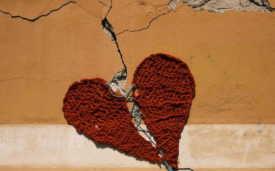 Heart on a cracked wall (Unsplash/Ante Gudelj)