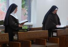 Capuchin Poor Clare Srs. Maria Elena Romero, left, and Maria de la Luz Solorio, pray the Liturgy of the Hours Sept. 27 at the Veronica Giuliani Monastery in Wilmington, Delaware. Contemplative life will participate in spirit and pray for those present at the synod so that all voices are heard, said Romero. (GSR photo/Rhina Guidos)