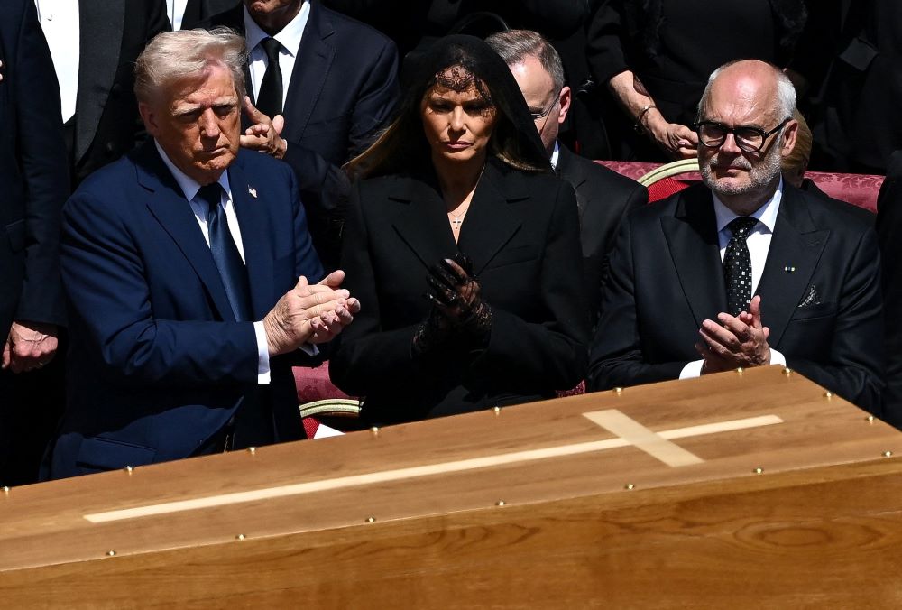 Trumps at coffin