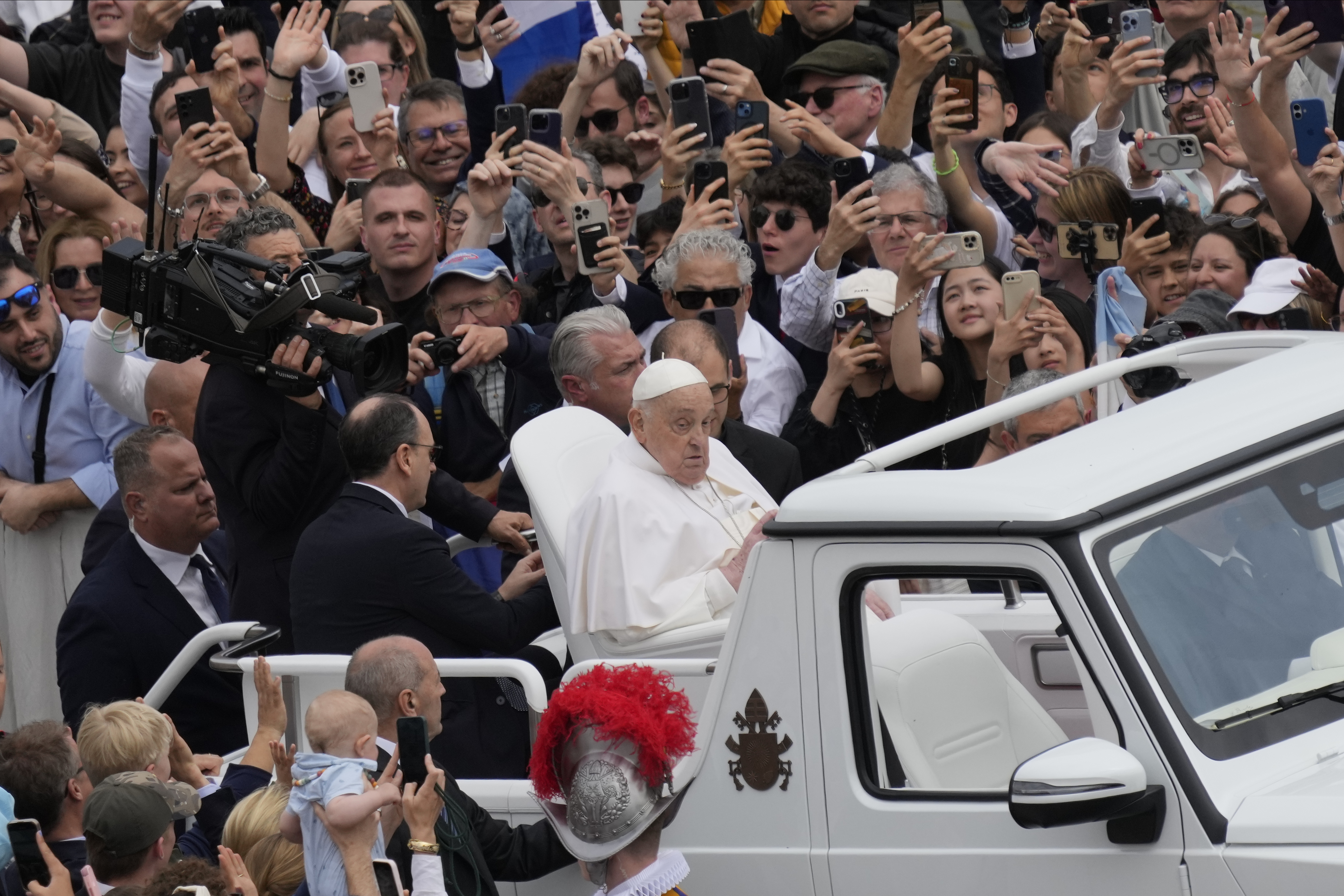 Pope Francis tours St. Peter's Square in his popemobile after bestowing the Urbi et Orbi (Latin for to the city and to the world) blessing at the end of the Easter mass presided over by Cardinal Angelo Comastri in St. Peter's Square at the Vatican Sunday, April 20, 2025.(AP Photo/Gregorio Borgia)
