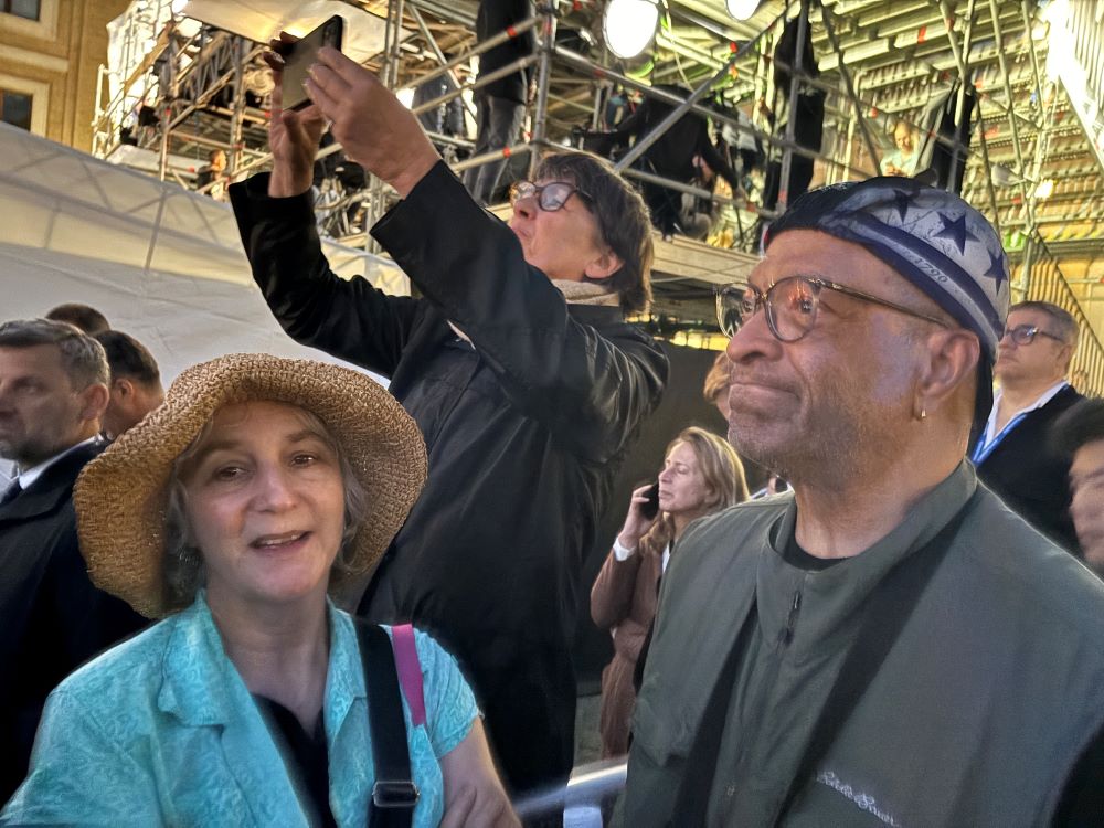 Laureen and Gary Toney of Annapolis, Maryland, had a long-planned trip to Rome during Eastertide that coincided with the conclave. They decided to come to St Peter’s Square to wait for news on whether the cardinals had elected a new pope. (NCR photo/James V. Grimaldi
