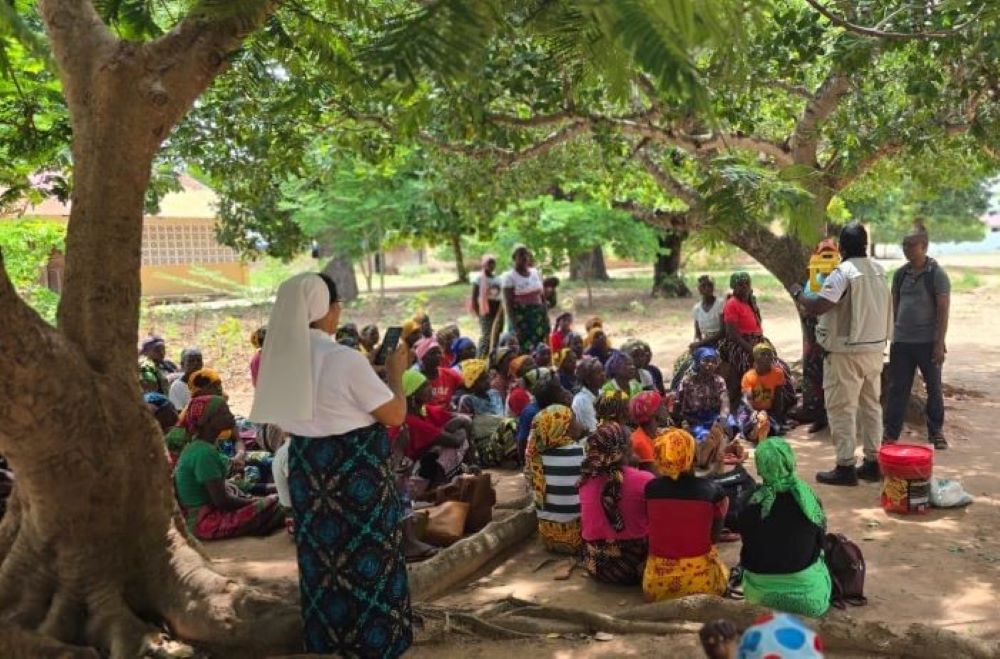 Las hermanas agustinas orientan a las agricultoras de Nampula, Mozambique, en una sesión de formación sobre métodos de agricultura sostenible. (Foto: Tawanda Karombo)