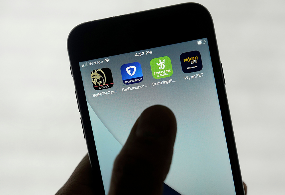 FanDuel, DraftKings and other online gambling apps are displayed on a phone in San Francisco, Sept. 26, 2022. (AP photo/Jeff Chiu, File)