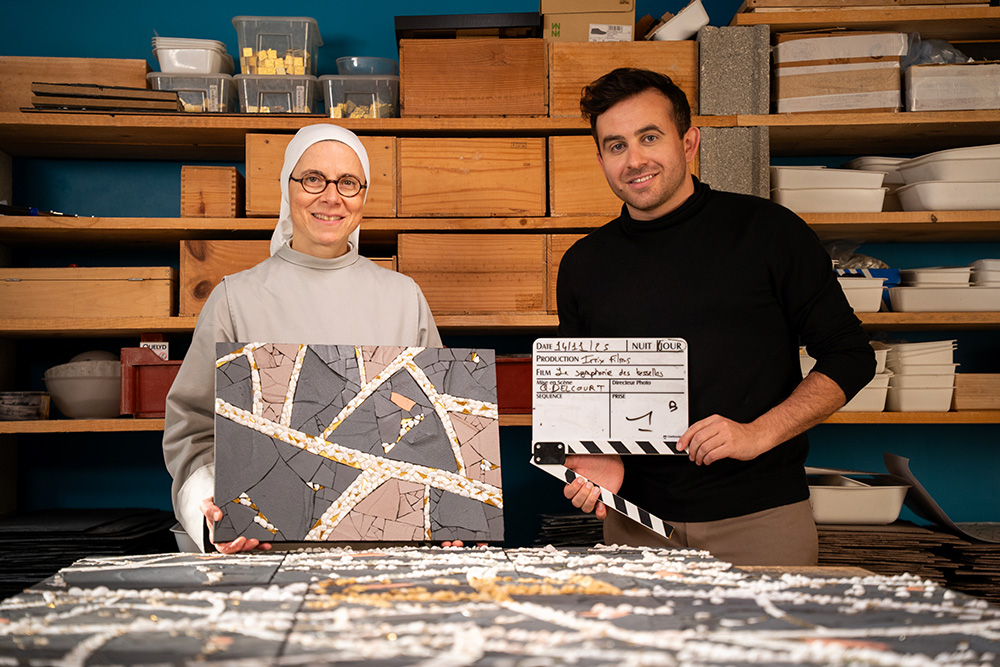 La artista francesa de mosaicos, la hermana Samuelle, con el director de cine francés Quentin Delcourt. (Foto: cortesía de Antoine Menard)