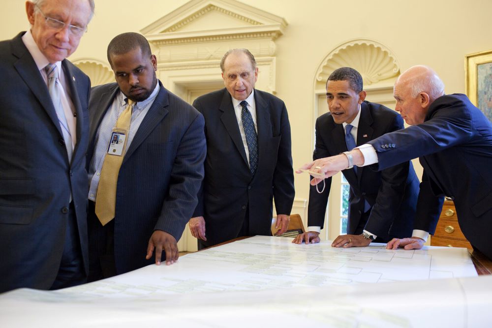President Barack Obama meets with, from left, Sen. Harry Reid; Joshua DuBois, director of the White House Office for Faith-Based and Neighborhood Partnerships; Thomas Monson, president of The Church of Jesus Christ of Latter-day Saints; and LDS Elder Dallin Oaks in the Oval Office, July 20, 2009. (RNS/White House/Pete Souza)