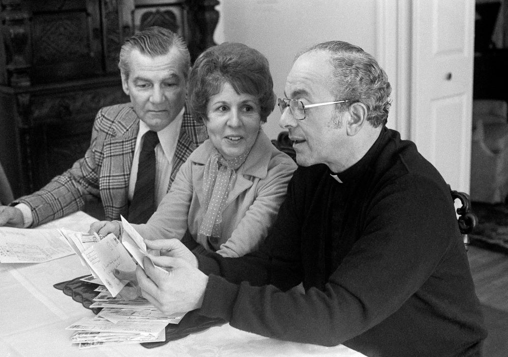 Joseph Quinlan, left, and Julia Quinlan go over mail received by Fr. Thomas Trapasso, pastor of our Lady of the Lake Church in Mount Arlington, Jan. 25, 1976. The Quinlans requested doctors remove their daughter's respirator and that she be allowed to die. But the doctor and hospital refused, prompting her family to go to court. (AP)