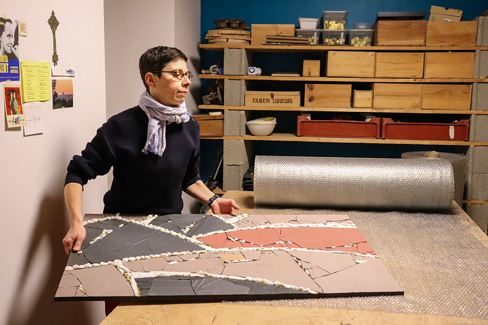 La Hna. Samuelle —autora del mosaico— en su taller en Francia. Samuelle, que acusó de abusos al sacerdote y artista caído en desgracia Marko Rupnik, es ahora una ermitaña y la directora creativa de Rebirth, un mosaico monumental dedicado a las víctimas de abusos espirituales y sexuales en la Iglesia. (Foto: cortesía de Rebirth: The Tesserae Symphony)
