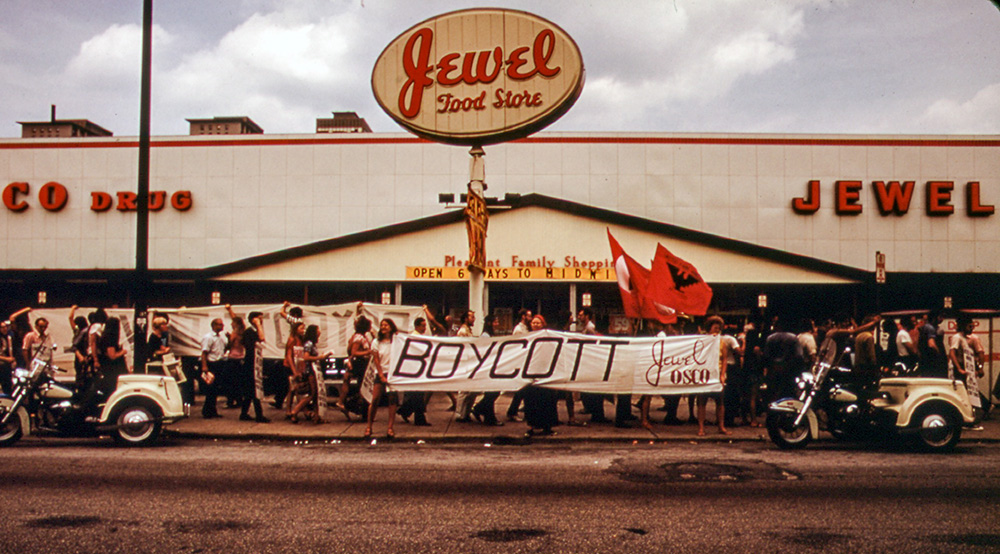 Grape and lettuce boycotters with the United Farm Workers picket a grocery store in Chicago in August 1973. (Wikimedia Commons/U.S. National Archives and Records Administration)