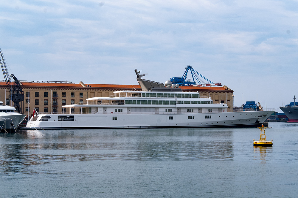Rising Sun, a yacht built in 2004 for Larry Ellison, and now owned by David Geffen, docked in Genova, Italy, in 2012 (Wikimedia Commons/Christopher Schriner)