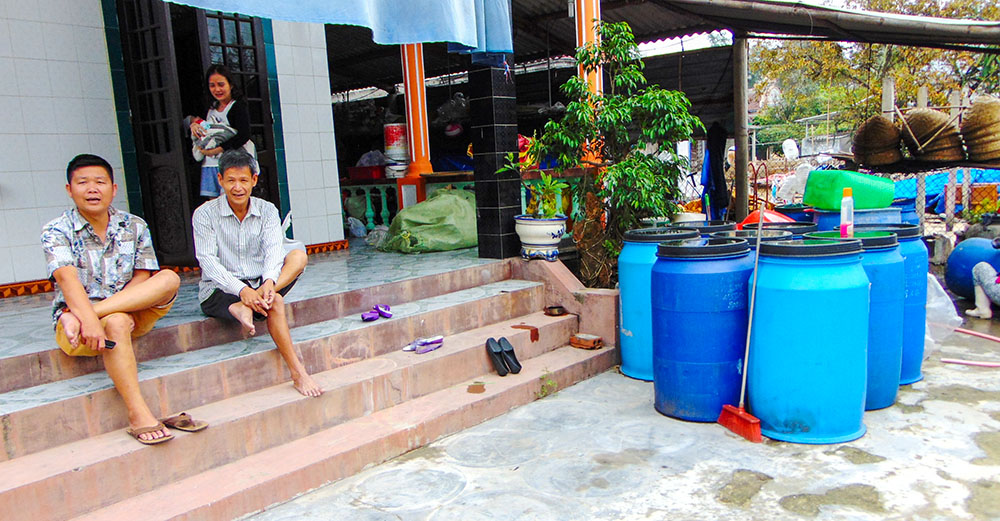 Tran Dinh Mien (right) talks with his friend at his home on Apr. 2, 2026 in Quang Tri province, Vietnam. (Photo: Reporter in Vietnam)