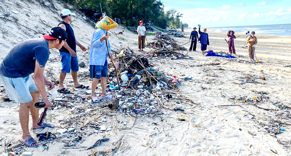 Residents from Vinh Hien Commune in Hue, Vietnam, collect trash along the beach on Apr. 5, 2026. (Photo: Reporter in Vietnam)