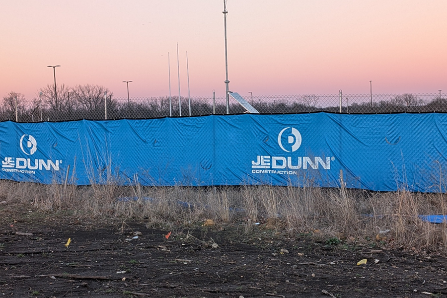 The fence surrounding the Kansas City National Security Campus expansion site, bearing the logo of JE Dunn Construction (Courtesy of Tom Fox)