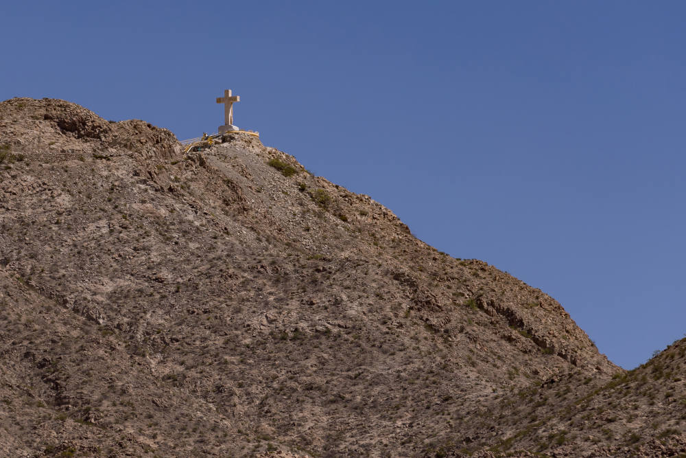 The Mount Cristo Rey monument sits atop a hill overlooking the U.S.-Mexico border wall near Sunland Park, N.M. (Gaby Velasquez/Puente News Collaborative)
