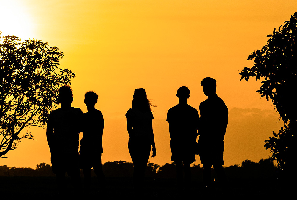 A group of people looking out at the horizon (Unsplash/Marc Clinton Labiano)