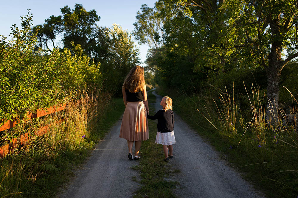 The questions raised by the "tradwife" phenomenon are high stakes, so much so that its comedy is easily overlooked. With her debut novel, Yesteryear, Caro Claire Burke succeeds in conveying the humor of a complicated drama. (Unsplash/Jon Flobrant)