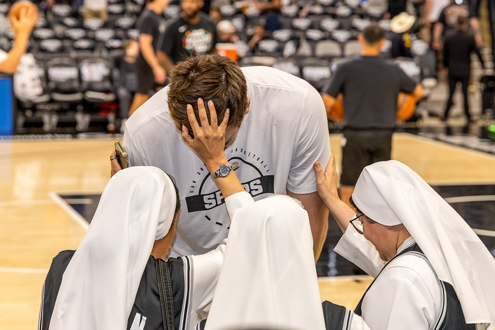 Salesian Sisters of St. John Bosco bless Luke Kornet of the San Antonio Spurs before the Spurs’ playoff win against the Oklahoma City Thunder May 24, 2026. (Courtesy of salesiansisterswest.org)