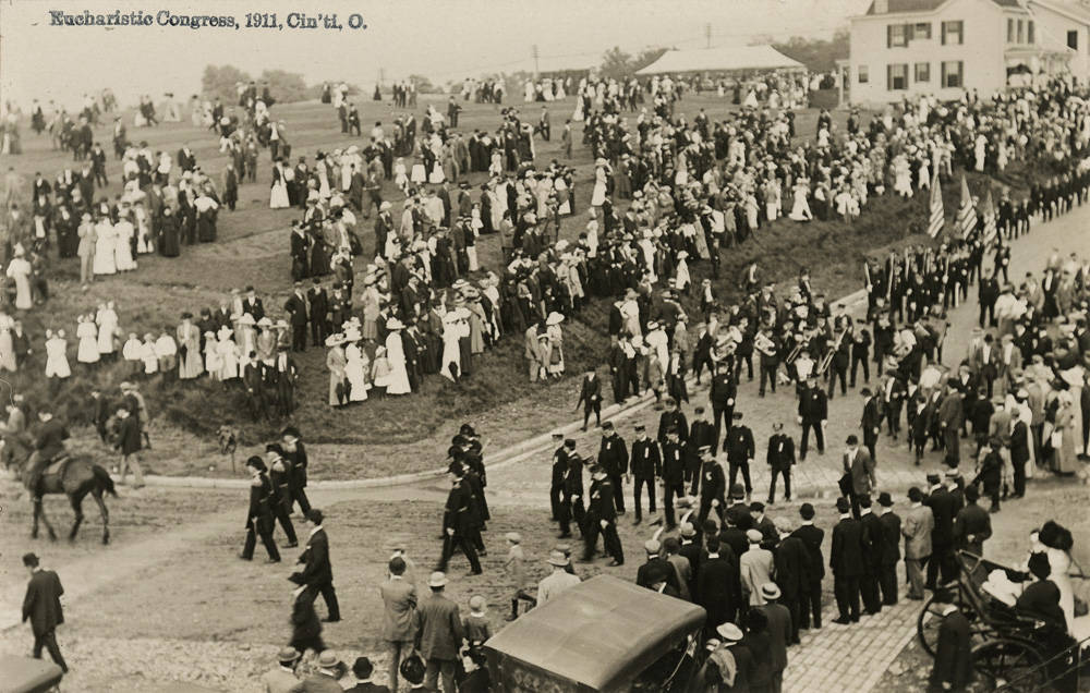 Onlookers participate in the 1911 National Eucharistic Congress in Cincinnati. (Wikimedia Commons/Cincinnati Public Library)