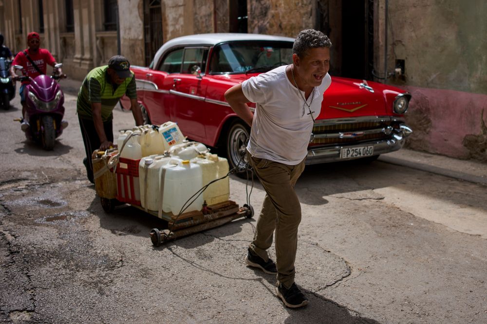 People transport containers of water in Havana June 3, 2026. (AP/Ramon Espinosa) 