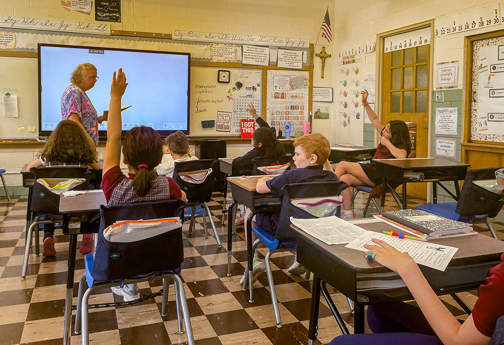 Sherri Berry teaches third graders a lesson in digital health and safety at John Paul II Catholic School in Overland Park, Kansas. (Melinda Henneberger)
