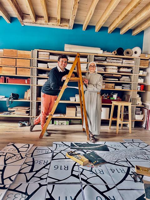 Quentin Delcourt con la hermana Samuelle en su taller en Francia. (Foto: cortesía Rebirth: The Tesserae Symphony).