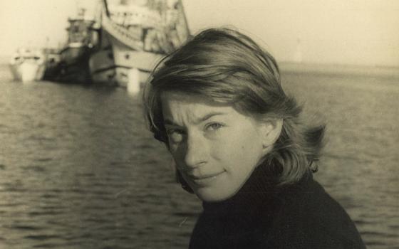 Mary Oliver as a young woman, ca. 1965-1970 (Library of Congress/Mary Oliver Papers, Manuscript Division. ©NW Orchard LLC, used with permission of Bill Reichblum/Molly Malone Cook)